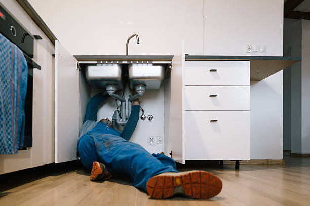 Professional Emergency Plumber technician working in Alto, TX